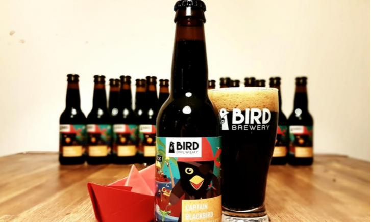 Captain Blackbird van Bird Brewery uitgeschonken